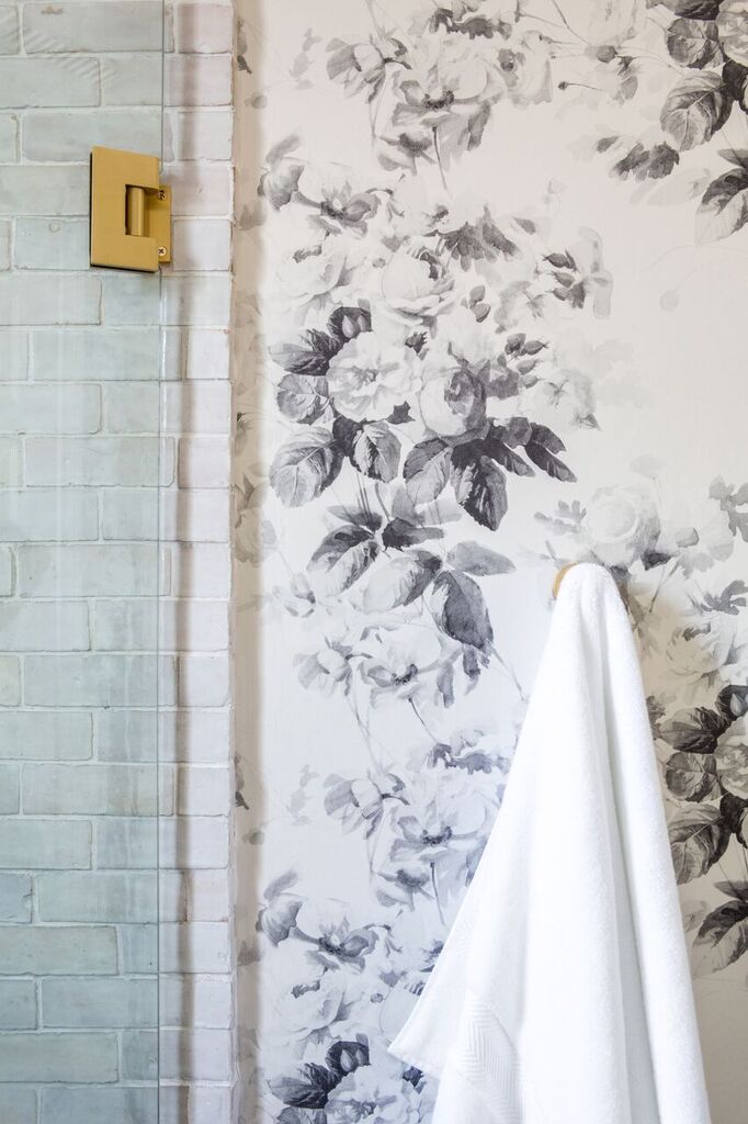 Elegant floral wallpaper with soft gray and white tones for stylish interior decor.