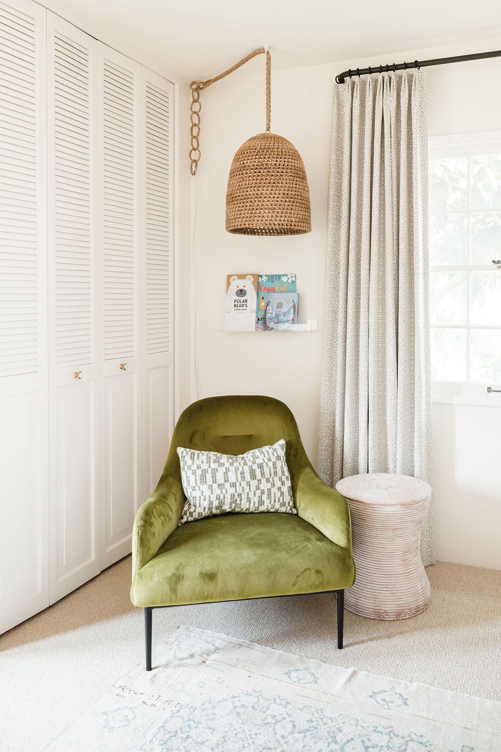 Kids' room design with a green velvet armchair and natural decor.