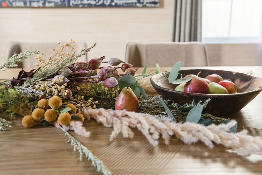 Beautiful holiday tablescape featuring apples, pears, and fall foliage for festive decor.