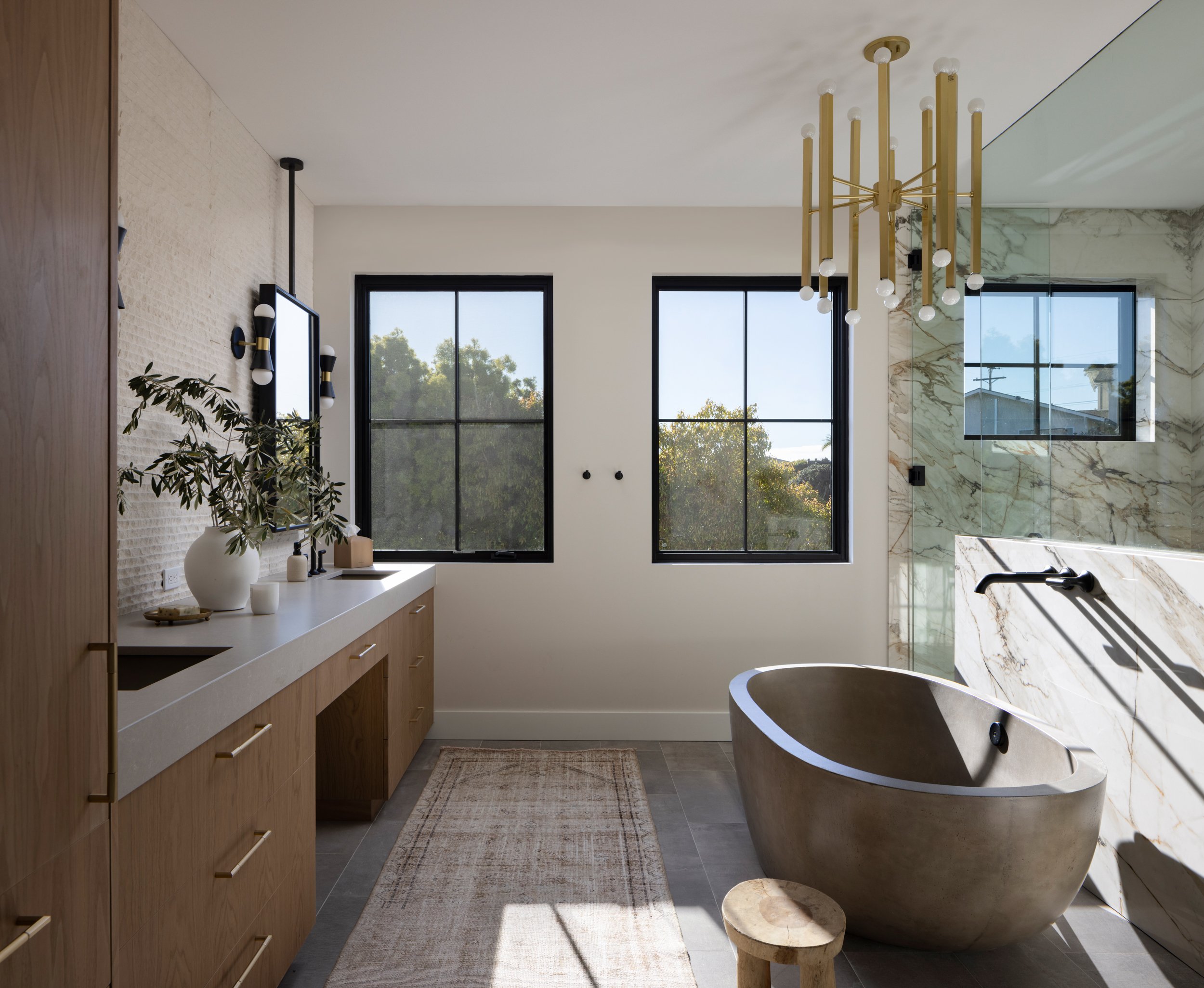 Modern Thunderbird bathtub in a stylish bathroom.